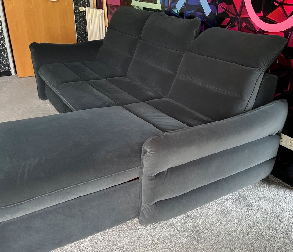 Couch aus weichem Samt Sofa grau in Berlin