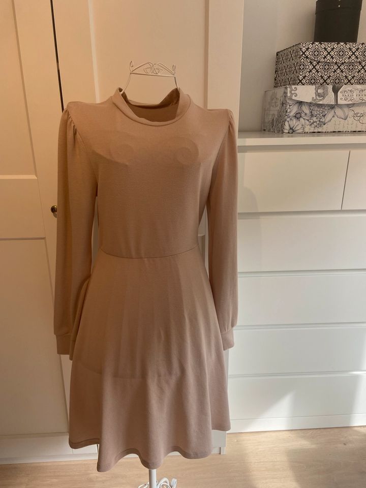 Kleid Shein beige in Baunatal