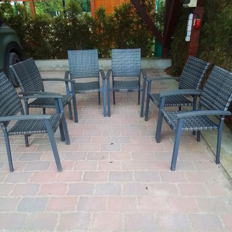 6 Kunststoff/Rattan Metall Stühle zu verschenken in Brandenburg