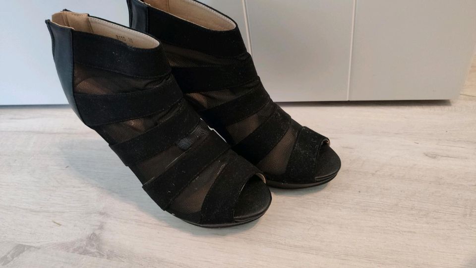 Stiefeletten Pumps 38 Tamaris Schuhboxen in Großheide