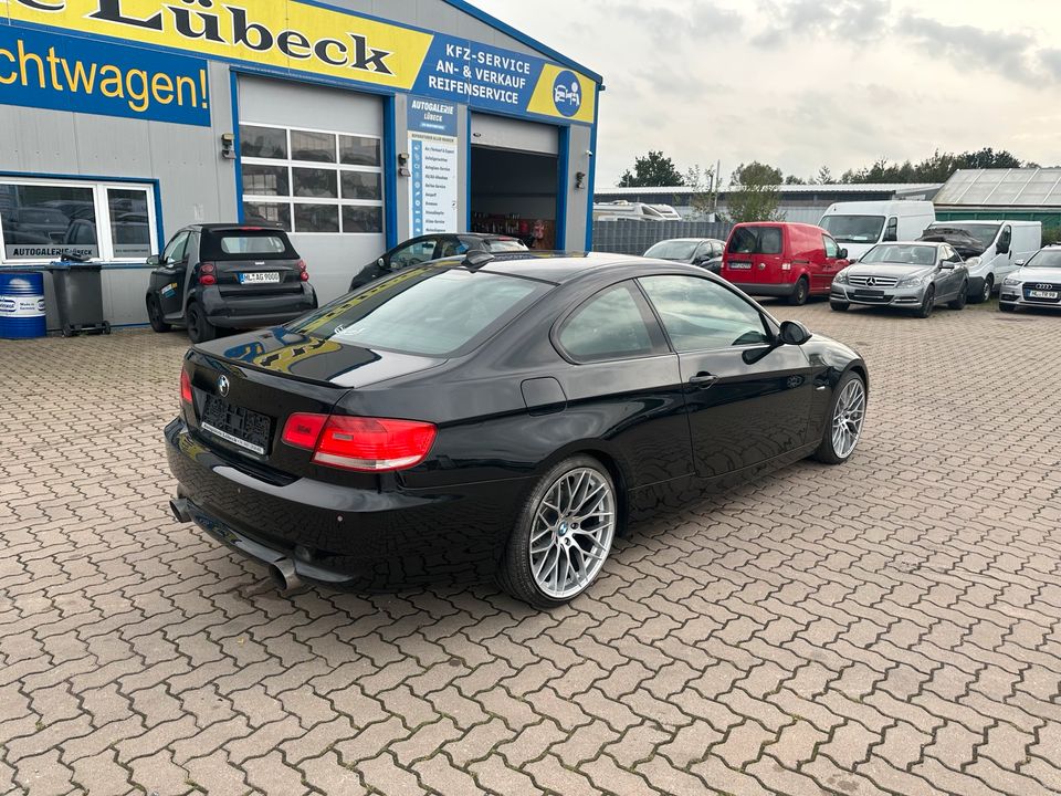 BMW 325I E92 335 OPTIK! Automaik, Leder, XENON ALL BLACK! in Lübeck