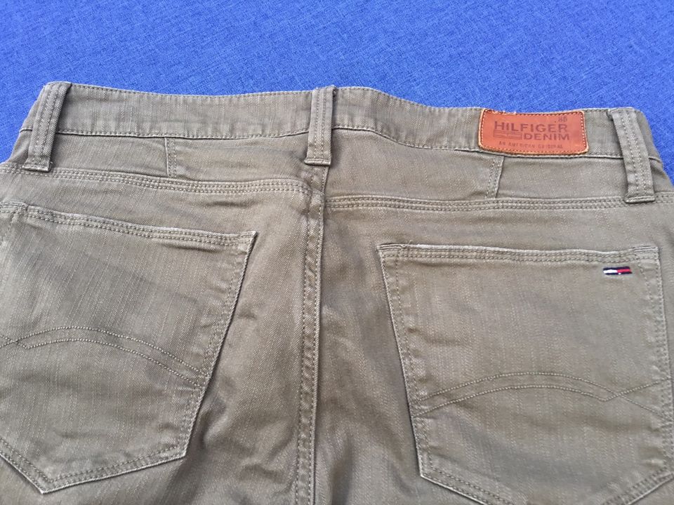 Jeans von HILFIGER oliv in Regensburg