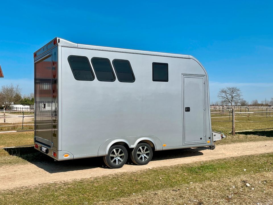 FGS RJH 3-Pferdeanhänger Wohnung Dusche viele Extras LKW in Vaterstetten