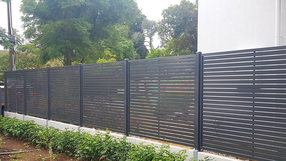 Lamellenzaun: 27,2 Meter Länge, 1,4 Meter Höhe. Ein eleganter Sichtschutzzaun für Ihren Garten. Entdecken Sie hochwertige Zäune von Viola: Sichtschutz, Zaun, Lamellenzaun, Aluminiumzaun. in Siegen