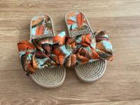 NEU Pantoletten Gr. 37 grün/orange Palmen Latschen Sandalen Berlin - Tegel Vorschau