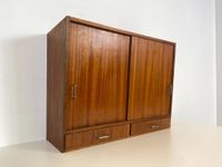 WMK Formschöner und sehr gut erhaltener Mid-Century Hängeschrank mit Schiebetüren , Schubladen & Metallgriffen # Hängekommode Wandkommode Hängeregal Hängevitrine Küchenhängeschrank Vintage 60er Retro Friedrichshain-Kreuzberg - Friedrichshain Vorschau