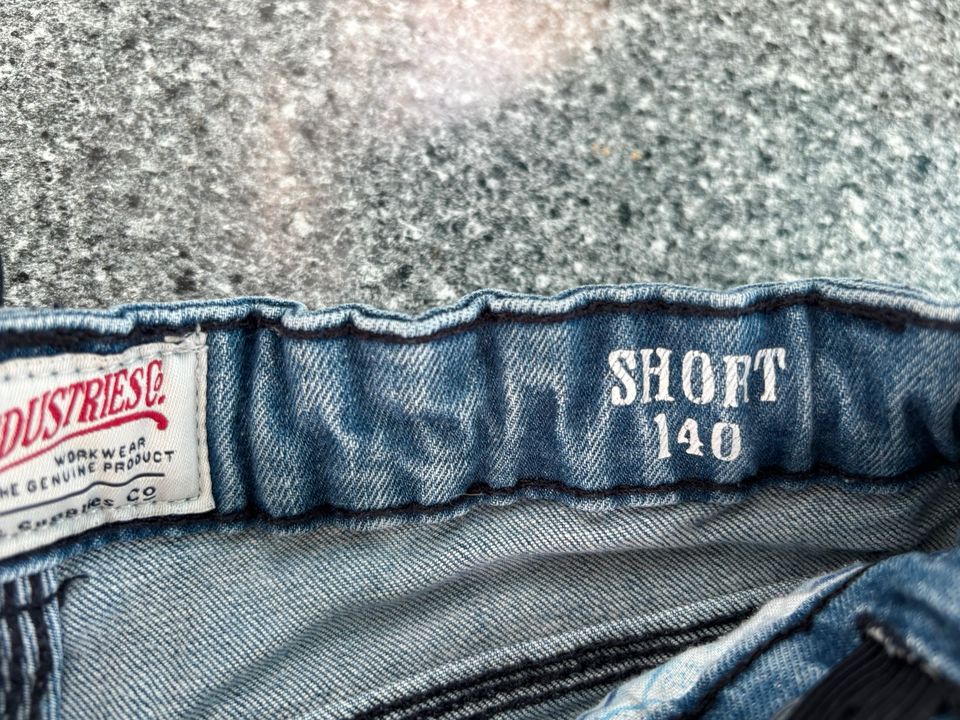 Coole Jeans Shorts in Neufahrn