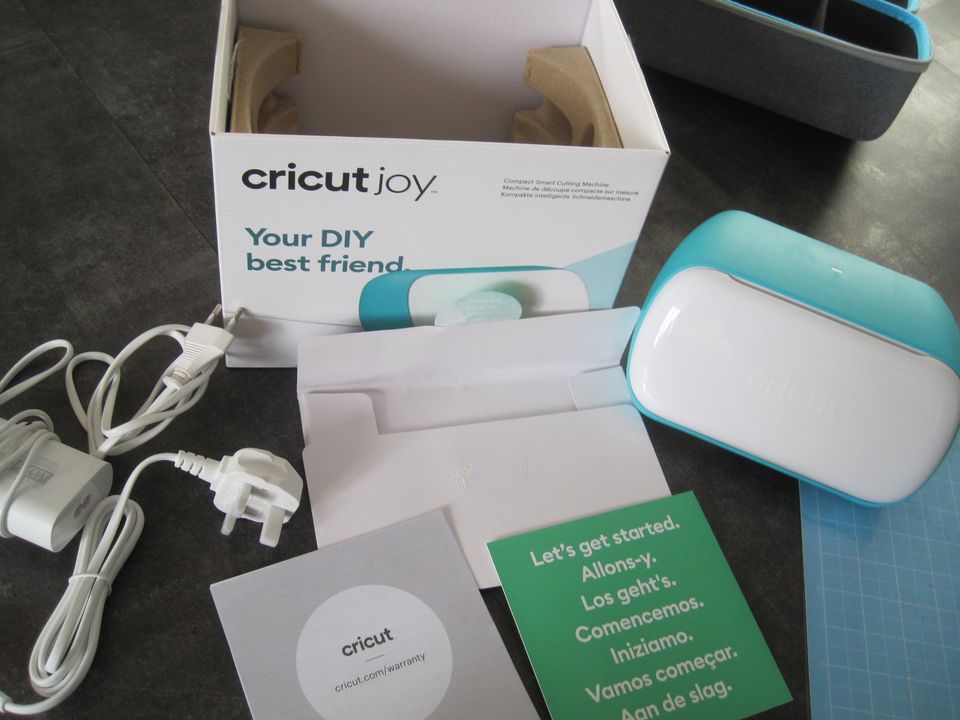 Cricut joy Plotter XXL Zubehör über 50 Stifte 7 Matten Tasche OVP in Inden