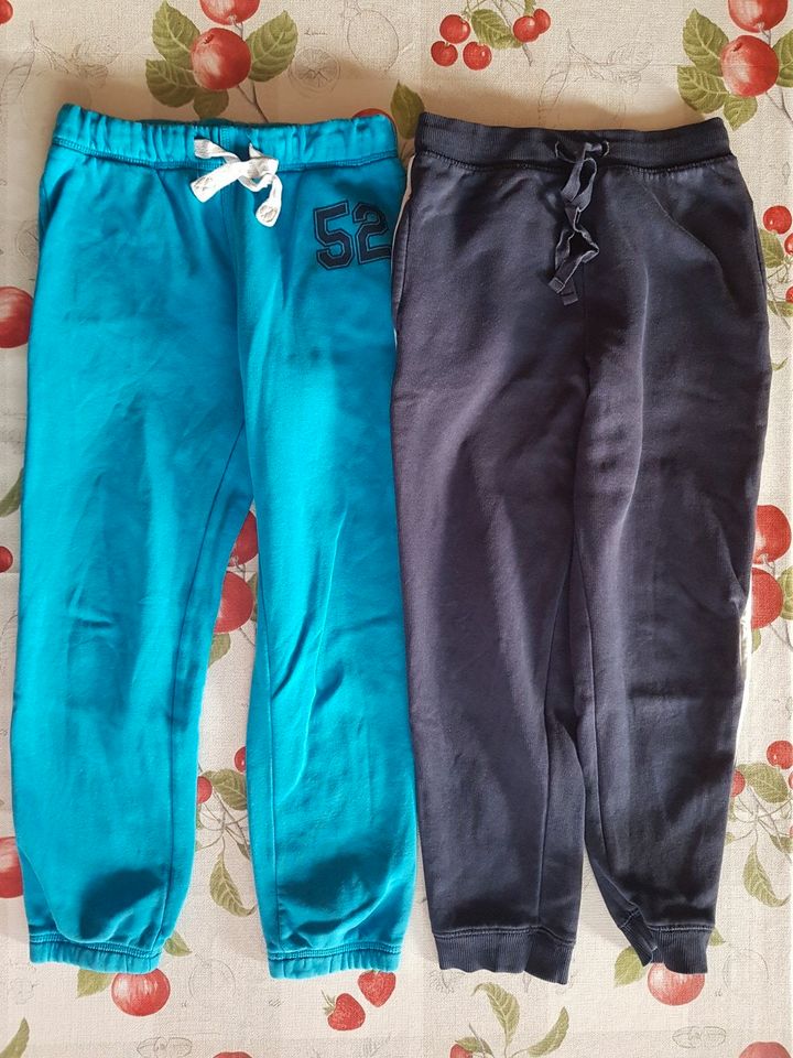 2 Jogginghosen, Sweatpants von ernstings family und C&A, Gr. 128 in Neusäß