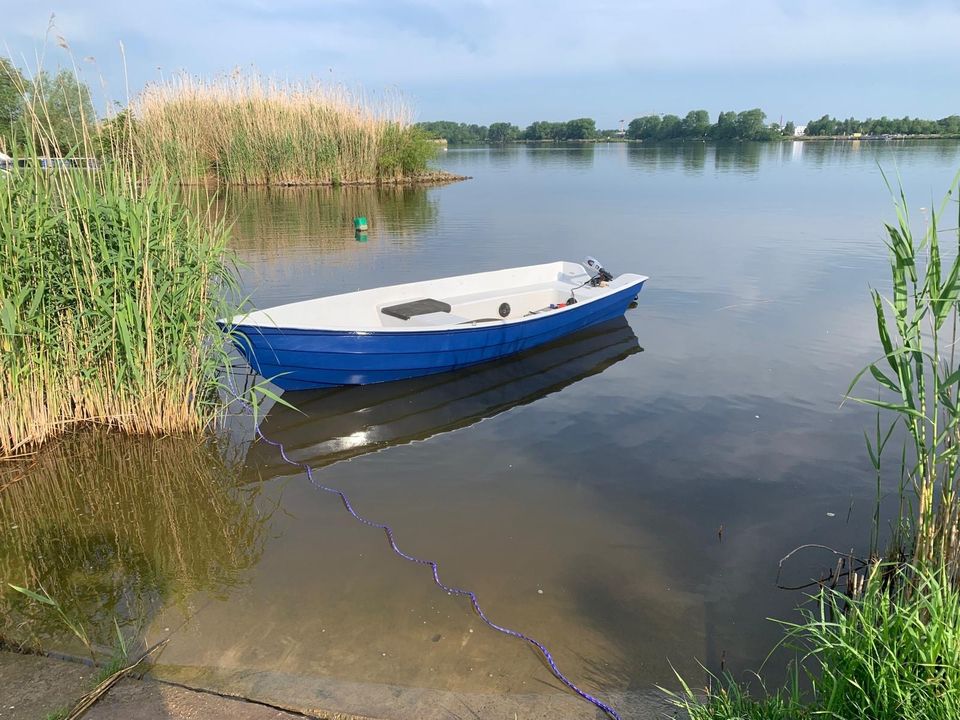 Fingerstege, Schwimmkörper, Angelbootmit Str Trailer in Hamburg