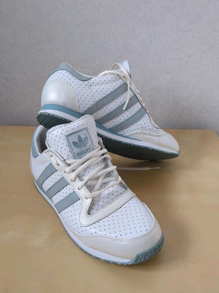 Sneaker Adidas Gr. 40 in Lügde