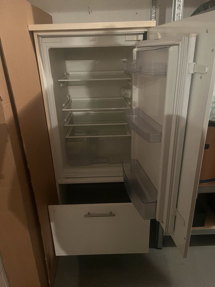 Kühlschrank mit Küchenschrank in Wiesbaden