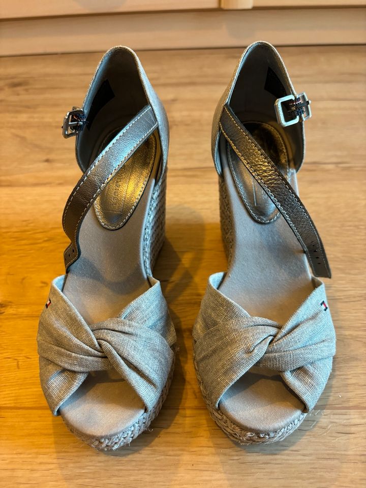 Keilsandaletten von Tommy Hilfiger in Grau/Silber - Gr. 36 in Bad Lippspringe