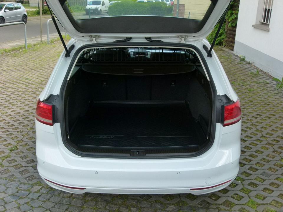 Volkswagen Passat Variant TSI 1.Hand LED TÜV 2027 +GARANTIE in Taucha