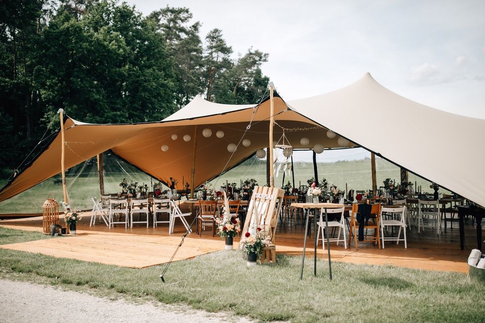 Outdoor Zelt Boho Hochzeit Tische Stühle Vintage mieten leihen in Sommerhausen Main