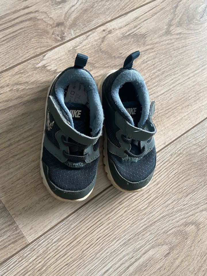 Nike Sneaker 23,5 in Meckenheim