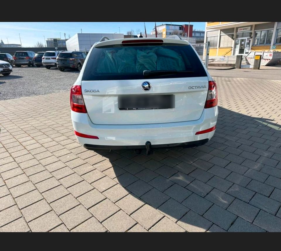 Skoda Octavia Kombi / beschädigtes Fahrzeug in Dauchingen