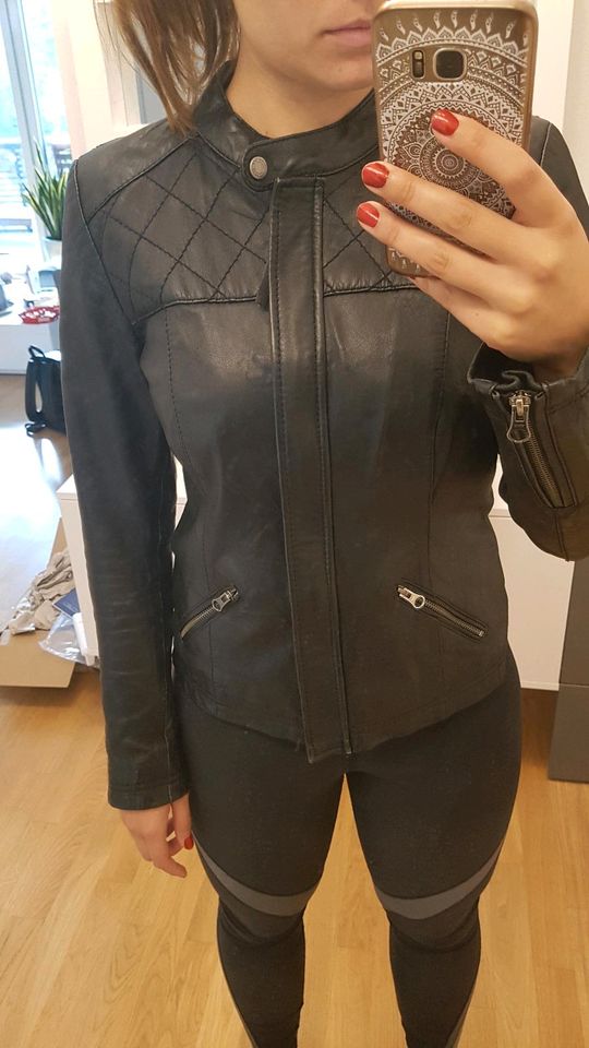 Taillierte, schwarze Lederjacke von Street One (Neupreis 250€) in München