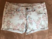 Helle Jeans Shorts elastisch geblümt S/36 Niedersachsen - Velpke Vorschau
