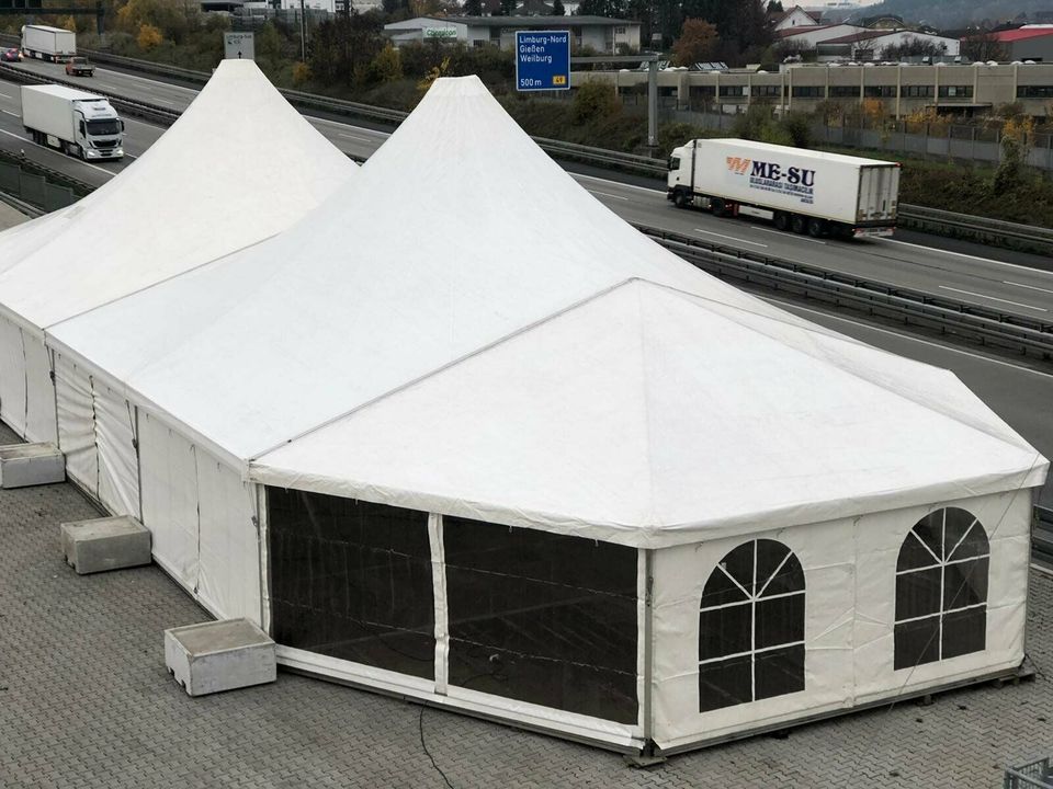 Partyzelt, 10 x 20 m mit 2 Apsiden und Kassettenfußboden in Limburg