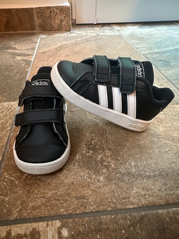 Adidas Sneaker Gr 22 in Vellahn
