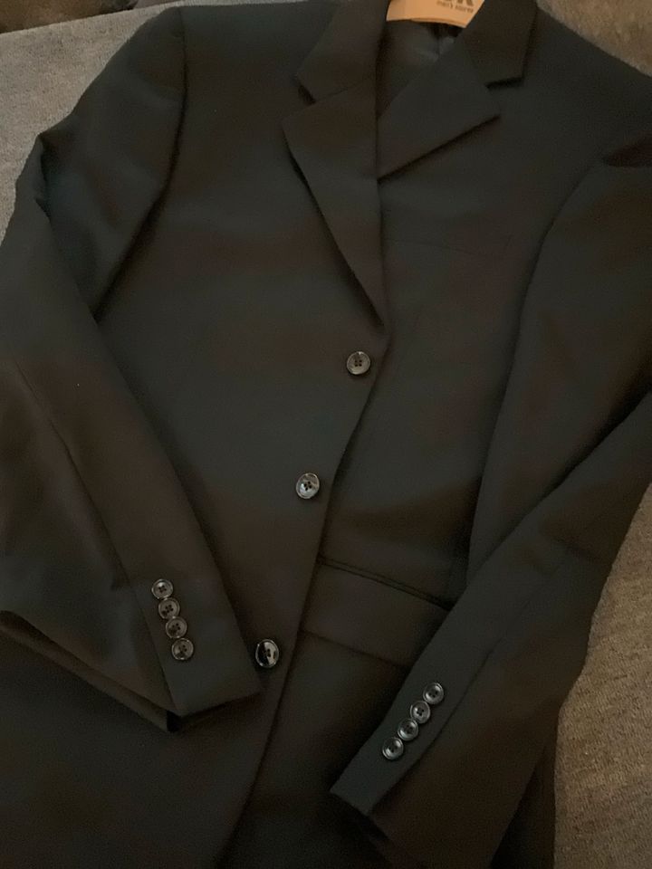 Anzug schwarz Hose und Sakko famous brands in München