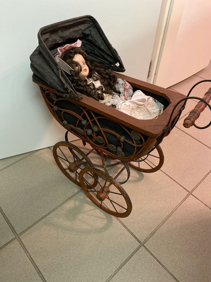 Puppe mit Puppenwagen in Duisburg