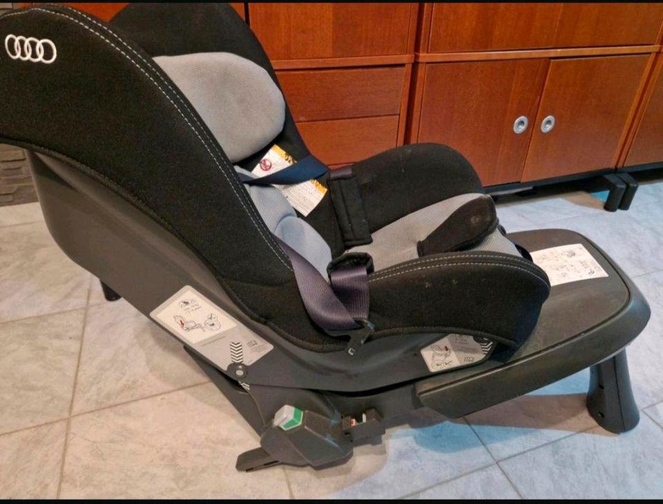 AUDI Babyschale, Kindersitz mit dem dazugehörigen ISOFIX in Gifhorn