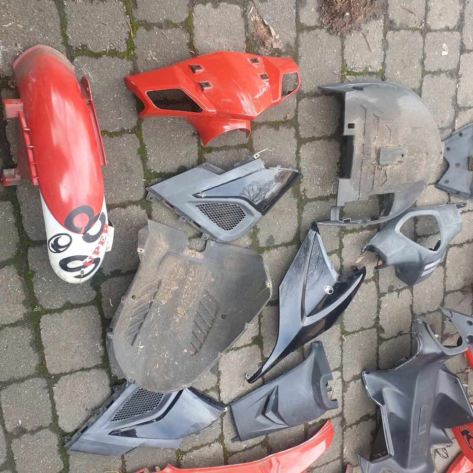 Kymco Super 8 ab Bj.2008 Verkleidung teile rot schwarz 27578 in Düren