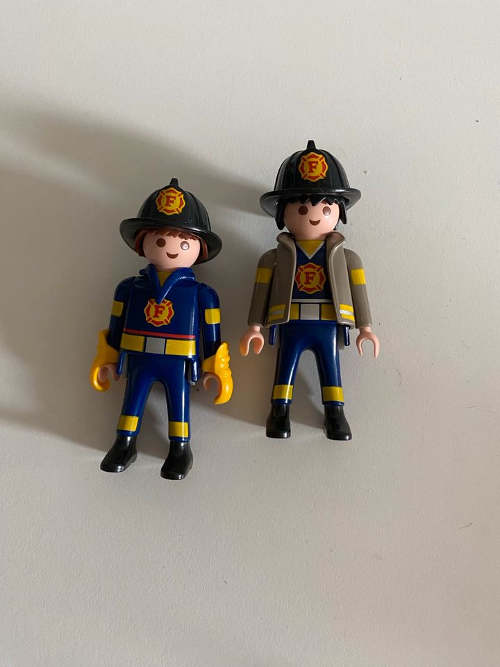 2 Playmobil Feuerwehrmänner in Oststeinbek