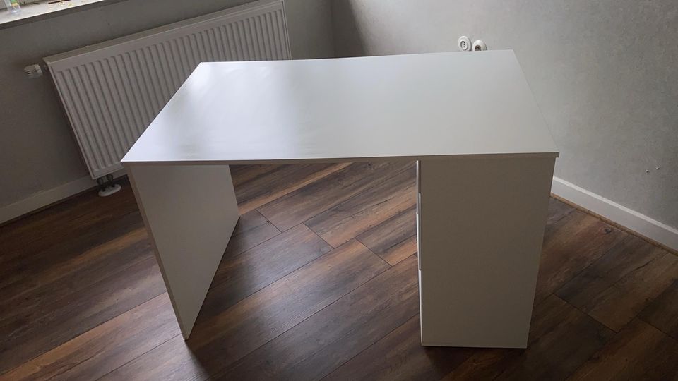 Schreibtisch mit 4 seitlichen Fächern in Korschenbroich