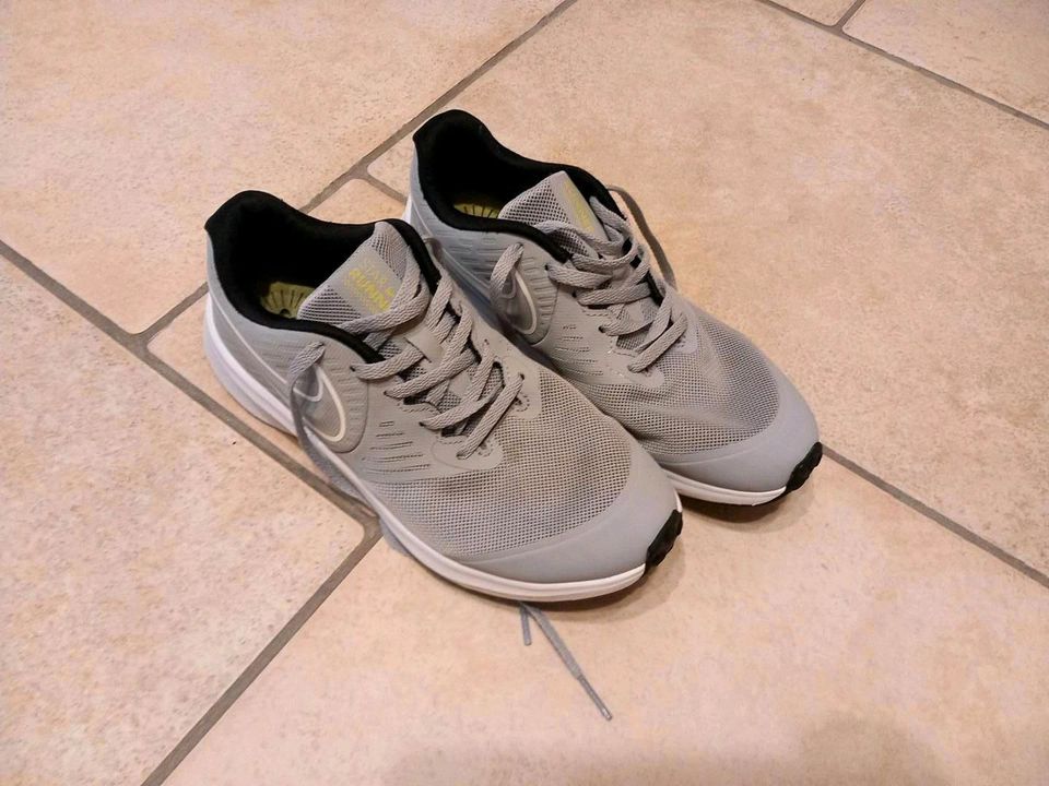 Nike Turnschuhe Hallenschuhe Größe 36 in Chamerau