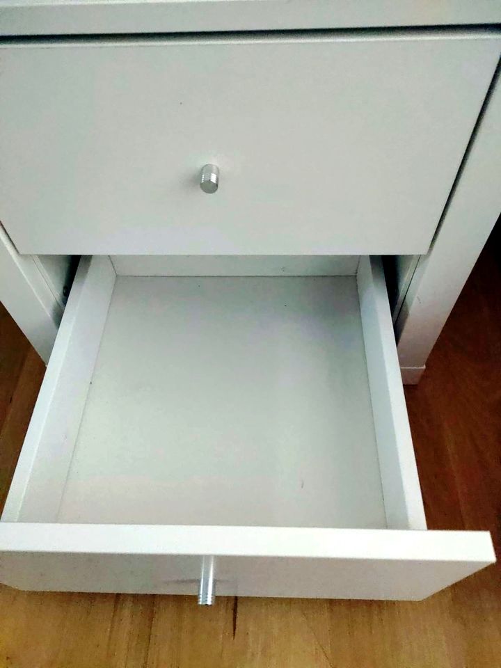 Kallax Regal von Ikea mit zwei Schubladen und zwei Türen - weiß in Ravensburg