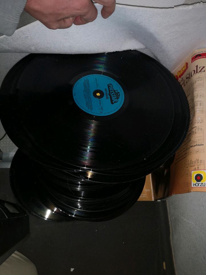 Ein Stapel ca 100 Schallplatten ohne Hülle in Gräfelfing