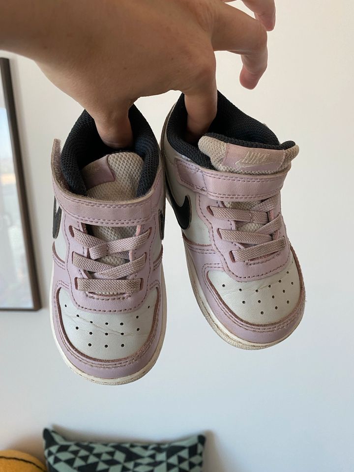 süße NIKE Kinder Sneaker Turnschuhe flieder pastell Gr. 23.5 in Hamburg