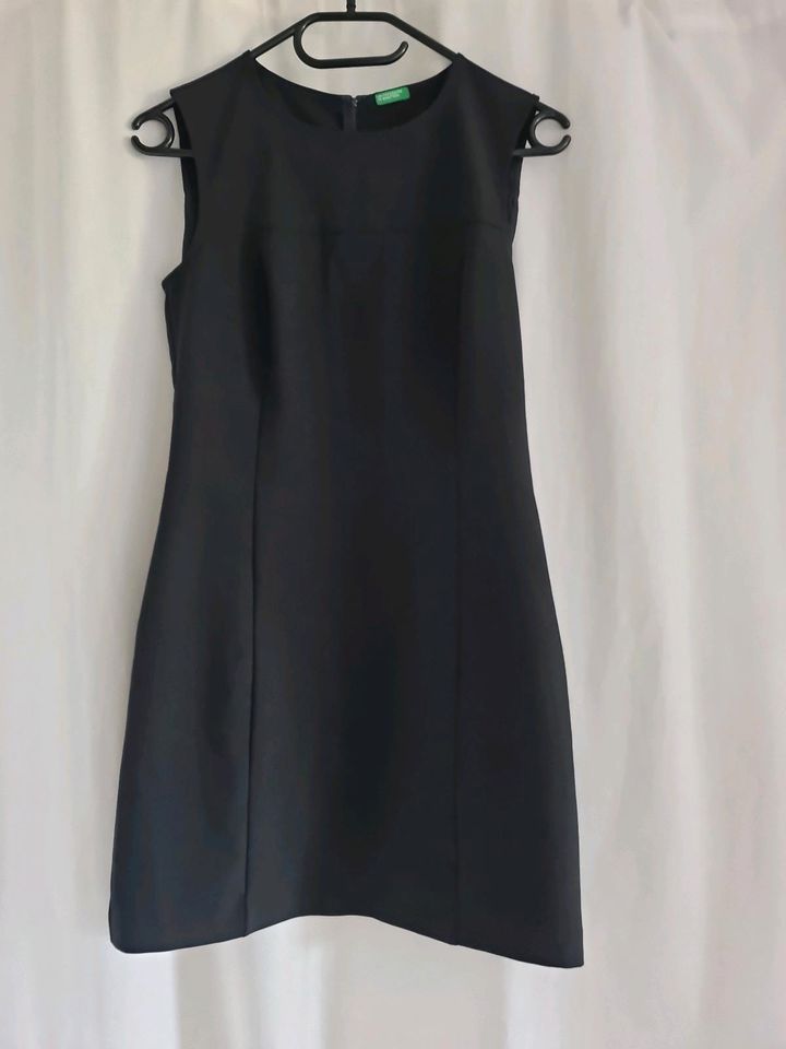 Hübsches Kleid Damenkleid Benetton schwarz, 1x getragen in Wangerland