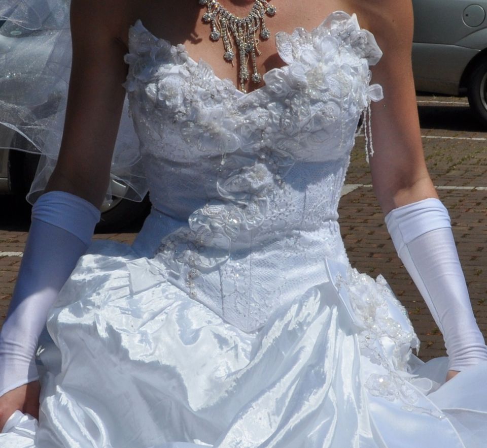 Hochzeitskleid/Brautkleid Oksana Mukha Kollektion Gr.36-38 in Zülpich