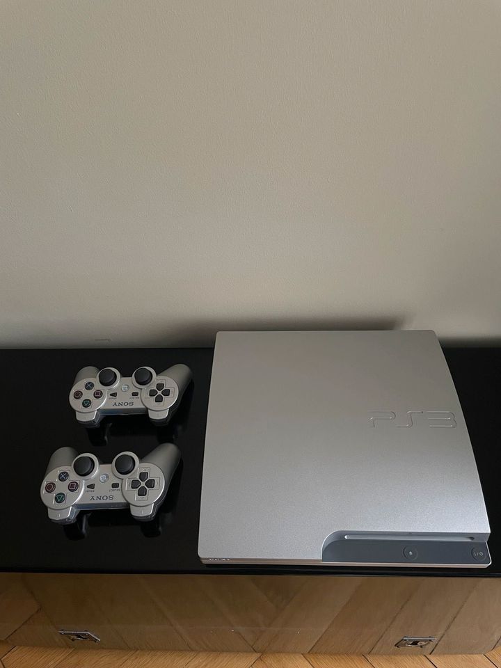 PlayStation 3 Slim Silver 320GB mit 2 DualSchock 3 Wireless in Berlin