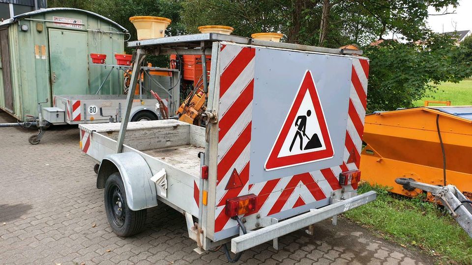 Fahrbare Absperrtafel Sperrwand Nissen VZ 615 616 Horizont unimog in Selters