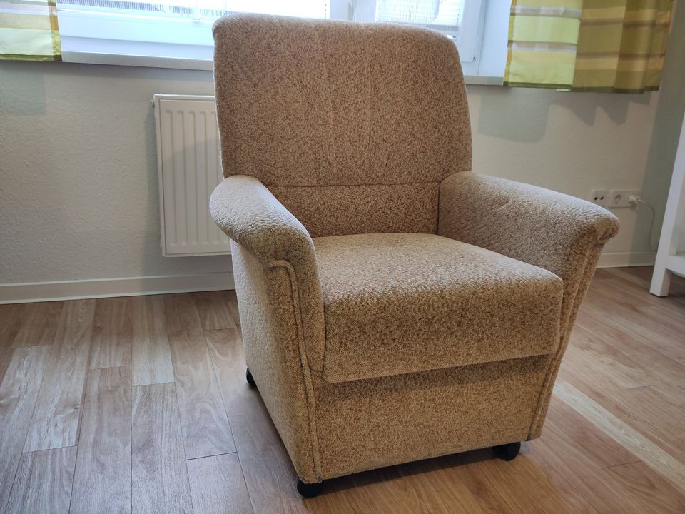 Zwei gut erhaltene Sessel aus Haushaltsauflösung abzugeben in Genthin