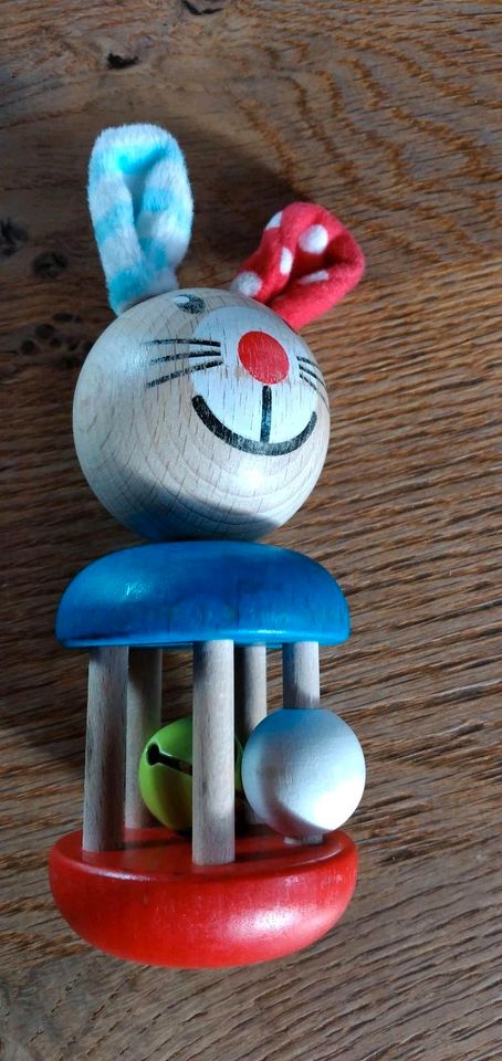 Babyspielzeug aus Holz, Osterhase mit Glöckchen in Rennertshofen