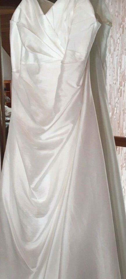 Neuwertiges Brautkleid mit passendem Bolero (NP: 400€) in Aachen