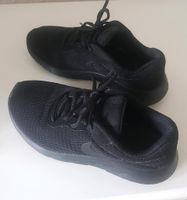 Nike Tanjun Sneaker Turnschuhe Damen hochwertig schwarz Gr. 38,5 Hessen - Wiesbaden Vorschau