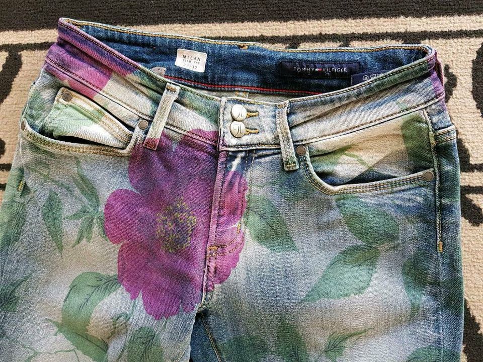 Hilfiger Jeans Milan Größe 27/32 Blumen in Saarwellingen