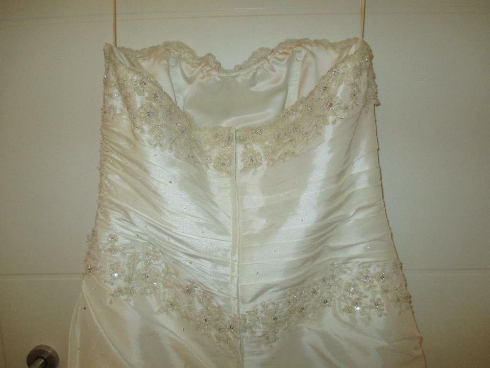 Wunderschönes Brautkleid / Hochzeitskleid von Tres Chic Gr.44/46 in Merzenich