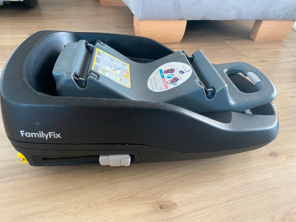 Maxi Cosi Pebble inkl. FamilyFix Station und New Born Einsatz in Twieflingen