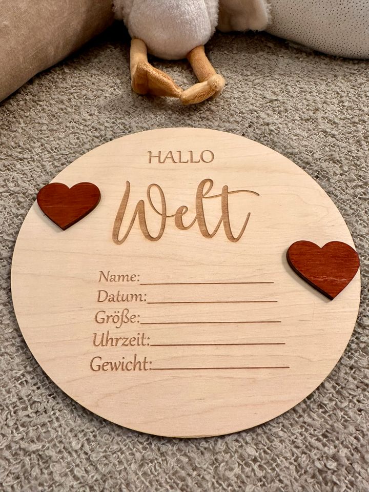 Hallo Welt Schild / Meilensteinkarte Holz / Geburt Baby Geschenk in Detmold