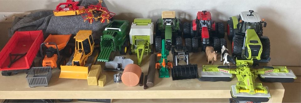 Bruder~Riesiges Paket Spielzeug  Fahrzeuge, Traktoren,Anhänger,… in Hessisch Lichtenau