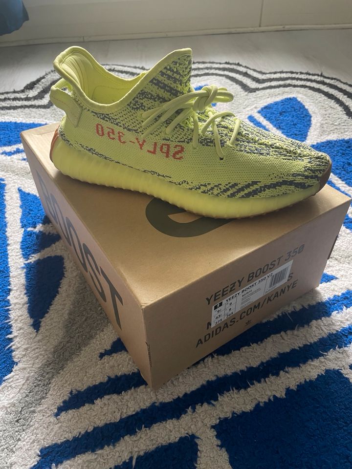 Yeezy 350 V2 Frozen Yello in Berlin