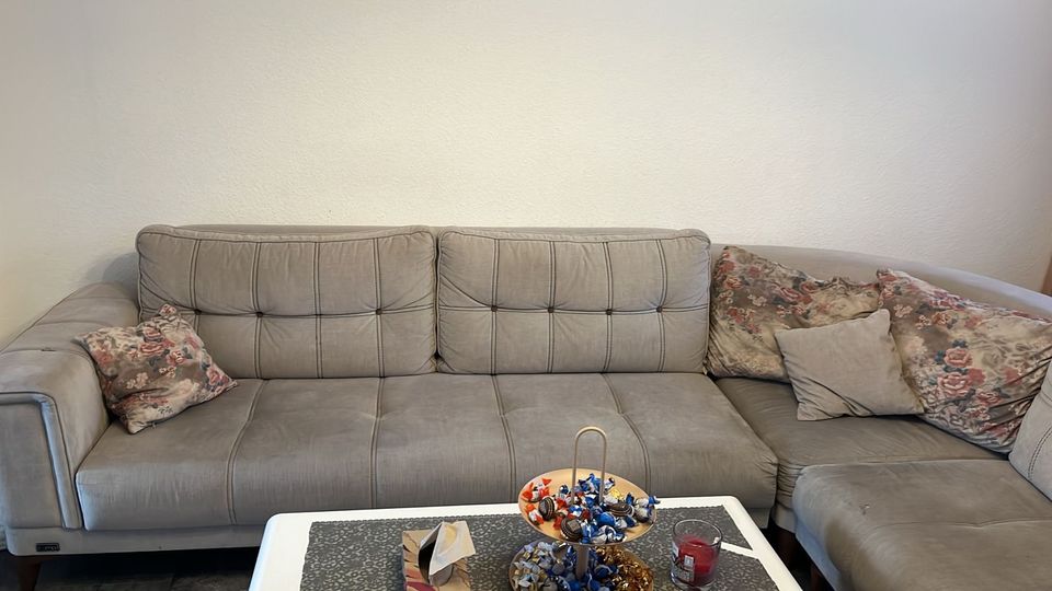 Wohnzimmer Couch + Tisch und Teppich in Essen